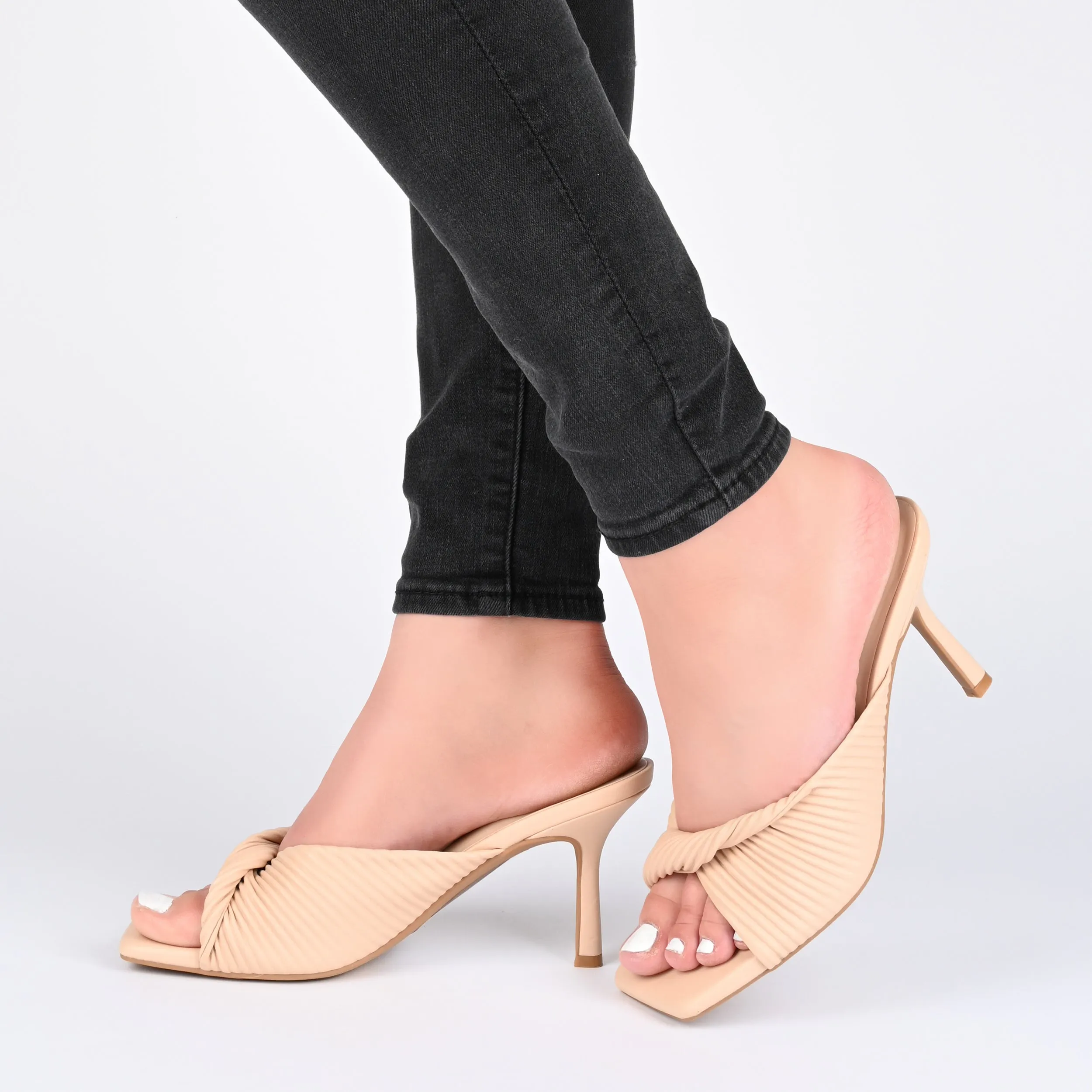 Journee Collection Women's Tru Comfort Foam Greer Pump